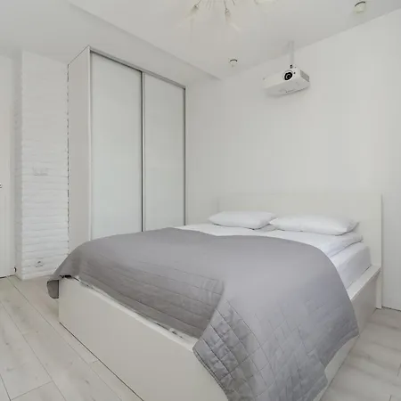 Apartment Legionow Elegant With Office, Balcony & Parking By Renters *