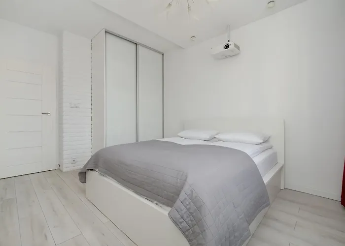 Lejlighed Legionow Elegant With Office, Balcony & Parking By Renters *